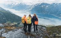Gruppe turgåarar med utsikt over Hardangerfjorden frå Dronningstien.