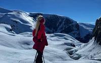jente på ski beundrar utsikta