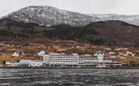 Bilde av hotell ullensvang frå sjøsida