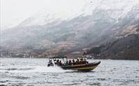 RIB båten køyrer fort på fjorden