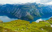 Nydelig utsikt på guidet todagers fjelltur til Trolltunga