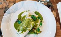 Ein delikat fiskerett med urtesaus servert på Siderhuset Ola K i Hardanger. Kortreist mat med lokale smakar.