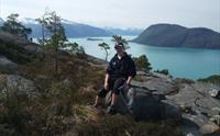 Fjordutsikt med Varaldsøy i fokus