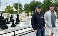 Chess experts Askild Bryn and Odin Blikra Vea, known from the podcast Sjakksnakk, will try to break the Guinness record.