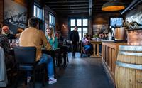 Koseleg stemning inne på Siderhuset Ola K, der gjester nyt lokale delikatesser i historiske omgjevnader.
