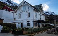 Siderhuset Ola K, ein sjarmerande restaurant i Hardanger, med spektakulær utsikt over fjorden og dei majestetiske fjella.