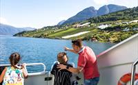 Far og sønn nyt utsikta på sightseeing i Hardanger.