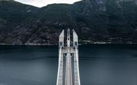 Midtstilt dronebilete av Hardangerbrua i Norge