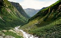 Dalføre med elv rundt buerbreen i Hardanger