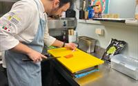 Kokk tilbereder sushi på UNI Sushi & Izakaya kjøkkenet.