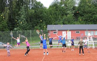 Velkommen til barnas dag på tennisbana i Brumunddal.